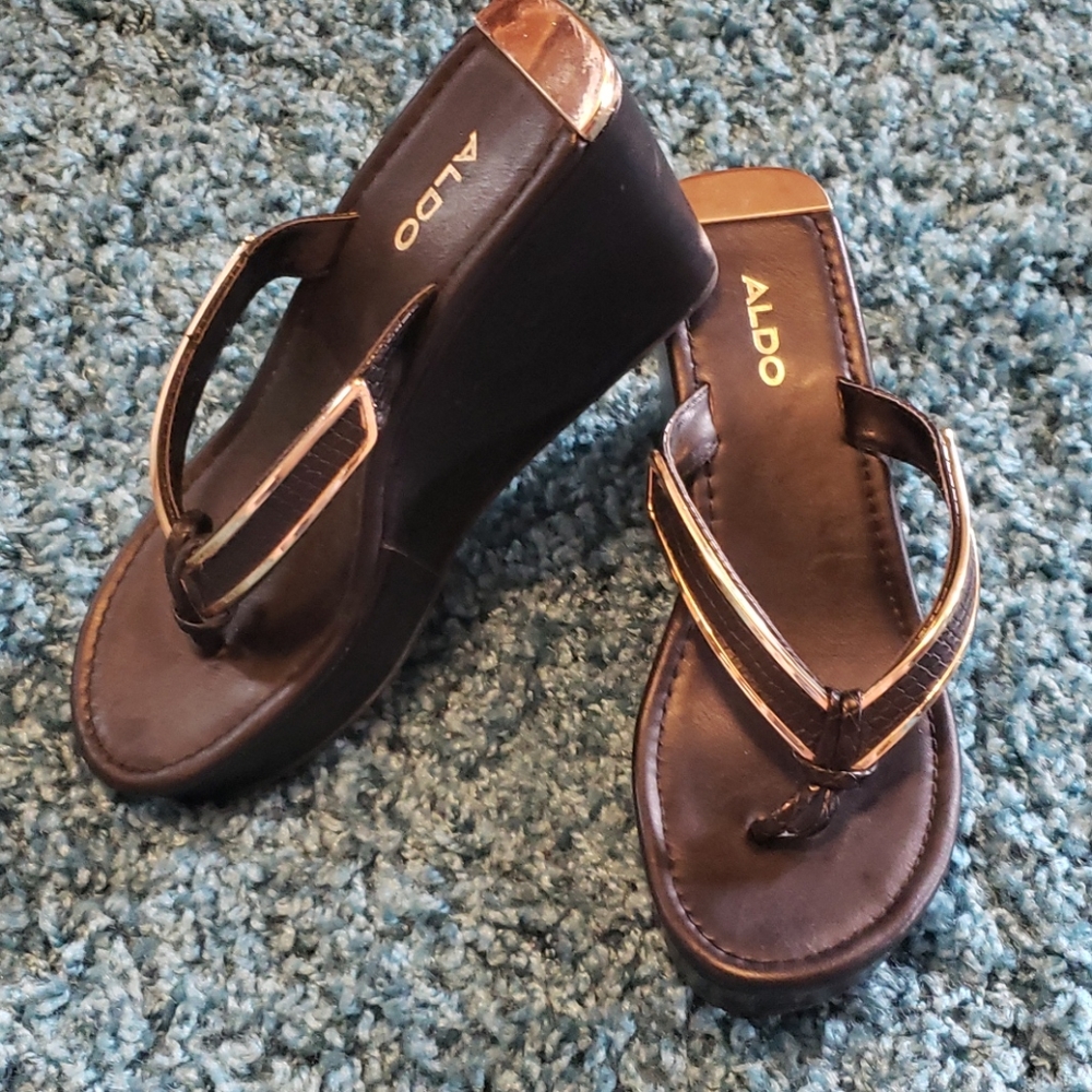 Aldo Black leather wedge flip flops